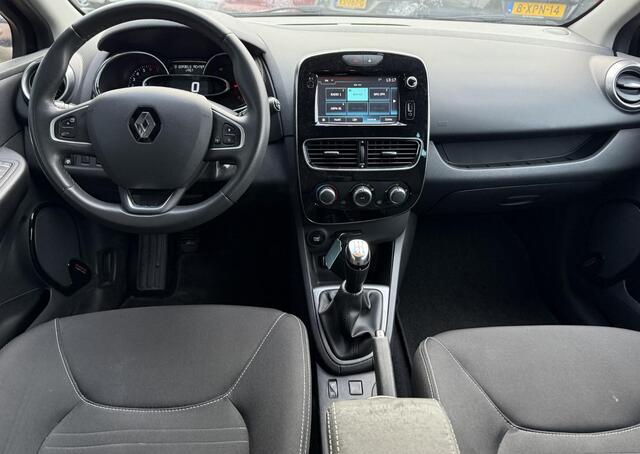Renault CLIO 0.9 TCe Limited | ZEER NETTE STAAT | Trekhaak | Parkeersensoren | Airco | Navigatie | Cruise Control | DAB+ | 2 Sleutels | Armsteun |