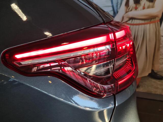 Renault CLIO 1.0 TCe 90 Intens NAVIGATIE | PARKEERSENSOREN ACHTER | CLIMATE CONTROL | LICHTMETALEN VELGEN | PRIVACY GLASS