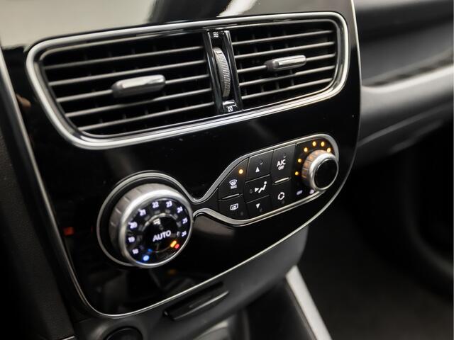 Renault CLIO 0.9 TCe Intens Sport (PANORAMADAK, NAVIGATIE, CLIMATE, LEDER, CRUISE, BASS REFLEX, SPORTSTOELEN, LED KOPLAMPEN, PARKEERSENSOREN, GETINT GLAS, LM VELGEN, NIEUWSTAAT)