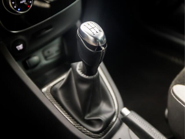 Renault CLIO 0.9 TCe Bose Sport (NAVIGATIE, LEDER/ALCANTARA, BOSE AUDIO, CAMERA, STOELVERWARMING, SPORTSTOELEN, GETINT GLAS, LED KOPLAMPEN, PARKEERSENSOREN, NIEUWSTAAT)