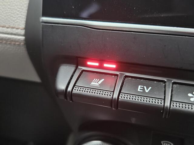 Renault CLIO E-Tech Hybrid 140PK Initiale Paris / BOSE Premium Audio / Lederen Bekleding / Stoel & Stuurverwarming / Apple Carplay & Android Auto / All Season Banden / Trekhaak / Navigatie / Achteruitrijcamera /