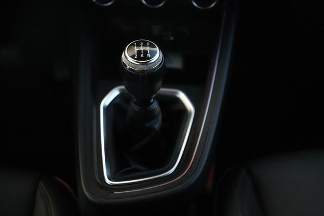 Renault CLIO 1.0 TCe Initiale Paris 101PK Groot Navigatie Achteruitrijcamera Lederen Bekleding 17 inch LMV