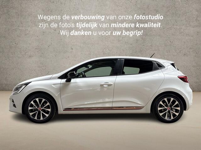Renault CLIO 1.6 E-Tech Hybrid 140 Sport 140Pk Automaat (VIRTUAL COCKPIT, APPLE CARPLAY, GROOT NAVI, LM VELGEN, GETINT GLAS, SPORTSTOELEN, PARKEERSENSOREN, CRUISE, NIEUWE APK, NIEUWSTAAT)