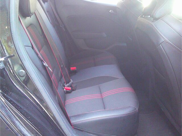 Renault CLIO 1.0 TCe R.S. Line Staat in De Krim