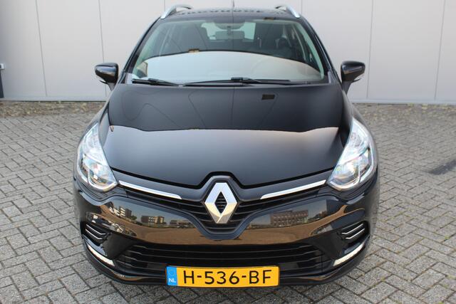 Renault CLIO Estate 0.9-90pk TCe Zen. Nette en praktische Renault Clio Estate voor nog jaren comfortabel rijplezier. Airco, cruise control, navigatie, telefoonvoorb., trekhaak, elektr. ramen, centr. vergr. etc.