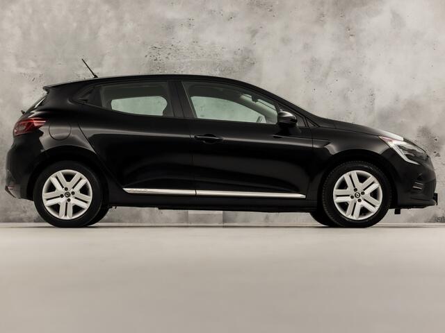 Renault CLIO 1.0 TCe Sport (APPLE CARPLAY, GROOT NAVI, PARKEERSENSOREN, LM VELGEN, SPORTSTOELEN, CRUISE, LANE ASSIST, NIEUWSTAAT)
