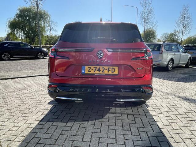 Renault ESPACE E-Tech full hybrid 200 iconic 7p. Full options o.a. headup display, harman kardon soundsystem wit leder, electrische achterklep, 7 persoons, panoramadak, all seasonbanden, 1 e eigenaar , slechts 17000 kn gereden