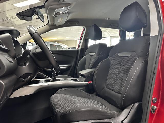 Renault KADJAR 1.2 TCe Intens/ Trekhaak/ Camera/ Apple + Android/ Lane-Assist./ 17'' LMV/ DAB+/ PDC V+A/ Extra getint glas/ Dode-Hoek DET./ Navi/ Clima/ Cruise/ Bluetooth/ Multi. LEDER. Stuur/ Mistl./ Chroom/ Dakrails.