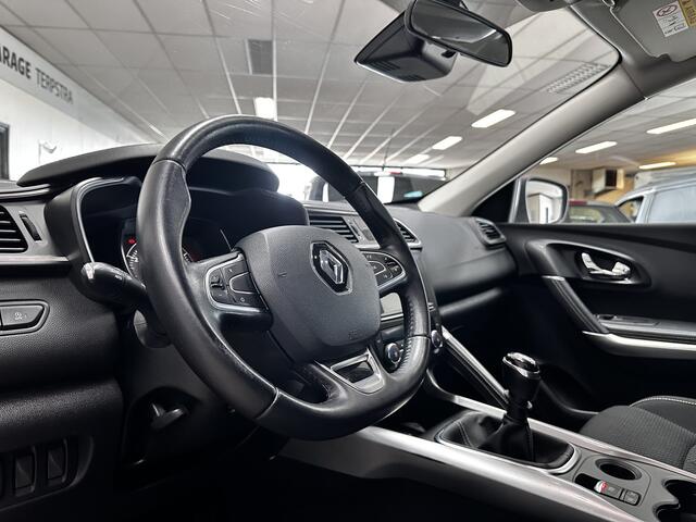 Renault KADJAR 1.2 TCe Intens/ Trekhaak/ Camera/ Apple + Android/ Lane-Assist./ 17'' LMV/ DAB+/ PDC V+A/ Extra getint glas/ Dode-Hoek DET./ Navi/ Clima/ Cruise/ Bluetooth/ Multi. LEDER. Stuur/ Mistl./ Chroom/ Dakrails.