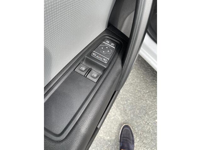 Renault KANGOO E-Tech Extra L2 22 kW 44 kWh Renault Kangoo E-Tech Extra 22 kW L2 / QUICK CHARGE DC / SCHUIFDEUR LINKS / NAVIGATIE + APPLE CARPLAY / VERWARMDE STOELEN