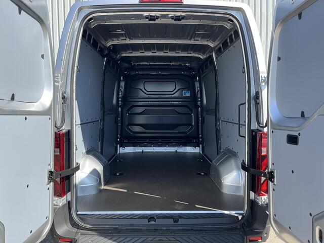 Renault MASTER L2H2 T35 2.0 dCi 130 Advance | 2x schuifdeur | Navigatie | Achteruitrijcamera | Bedrijfswageninrchting | All season banden | Van: ¤ 42.215,- nu rijklaar voor: ¤ 36.883,-