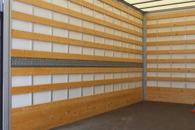 Renault MASTER T35 2.3 dCi 165 L3. Slechts 8.911km. Afmetingen laadbak: L=4.17cm / B=2.15cm / H=2.36cm Airco, centr. vergr., cruise control, telefoonvoorb., zij-deur, lift, 3-zits, LED dagrijverlichting, laadruimte betimmerd etc.