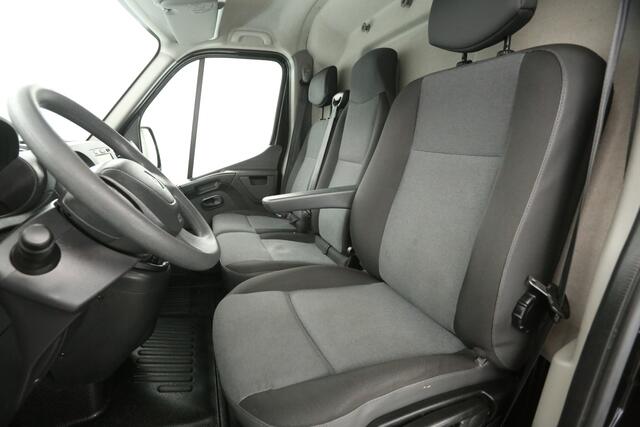 Renault MASTER T35 2.3 dCi L2H2 Airco Camera Cruise Navigatie PDC 3 Persoons Elektrpakket Trekhaak