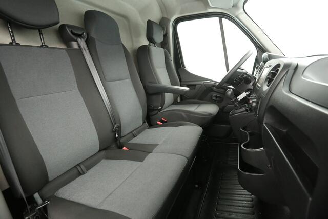 Renault MASTER T35 2.3 dCi L2H2 Airco Camera Cruise Navigatie PDC 3 Persoons Elektrpakket Trekhaak