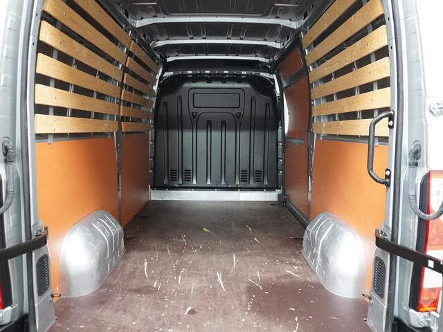 Renault MASTER T35 2.3dCi 135 L2H2 Apple Carplay/Android Auto Euro 6 Trekhaak Navi Airco 3-Persoons Pdc Led DAB Regen-Lichtsensor Betonplex Vloer Lat om Lat Wandbetimmering Schuifdeur 1e Eigenaar Euro 6 Facelift Model 2.500KG Trekgewicht