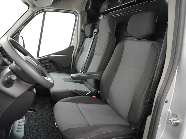 Renault MASTER T35 2.3dCi 135 L2H2 Apple Carplay/Android Auto Euro 6 Trekhaak Navi Airco 3-Persoons Pdc Led DAB Regen-Lichtsensor Betonplex Vloer Lat om Lat Wandbetimmering Schuifdeur 1e Eigenaar Euro 6 Facelift Model 2.500KG Trekgewicht