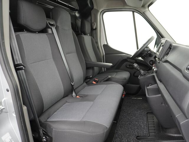 Renault MASTER T35 2.3dCi 135 L2H2 Apple Carplay/Android Auto Euro 6 Trekhaak Navi Airco 3-Persoons Pdc Led DAB Regen-Lichtsensor Betonplex Vloer Lat om Lat Wandbetimmering Schuifdeur 1e Eigenaar Euro 6 Facelift Model 2.500KG Trekgewicht