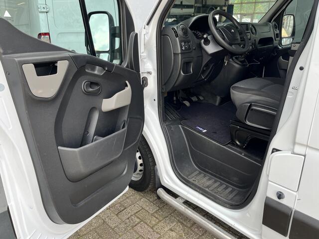 Renault MASTER T35 2.3 dCi L2H2 Airco Cruise controle Kastinrichting Trekhaak 2500kg Trekgewicht Schuifdeur Zijruit rechts Euro 6 Bpm vrij !!1e eigenaar Dealer onderhouden Ook ideaal voor ombouw naar camper