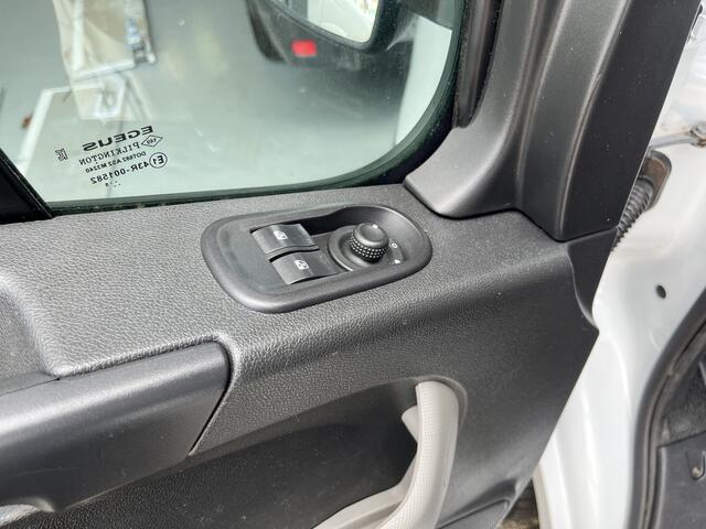 Renault MASTER T35 2.3 dCi L2H2 Airco Cruise controle Kastinrichting Trekhaak 2500kg Trekgewicht Schuifdeur Zijruit rechts Euro 6 Bpm vrij !!1e eigenaar Dealer onderhouden Ook ideaal voor ombouw naar camper