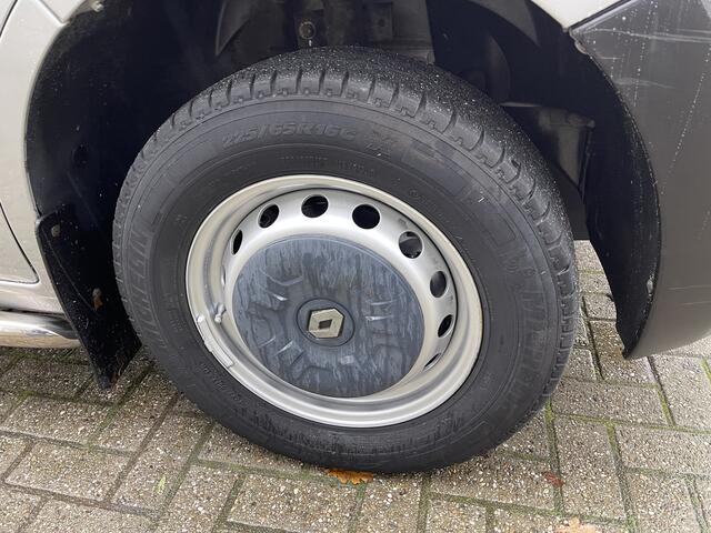 Renault MASTER T35 2.3 dCi 130pk L2H2 bpm vrij / euro 6 diesel / vaste prijs rijklaar ¤ 19.950 ex btw / DC 7 persoons / zilver metallic / trekhaak 2500 kg / airco / cruise / navigatie