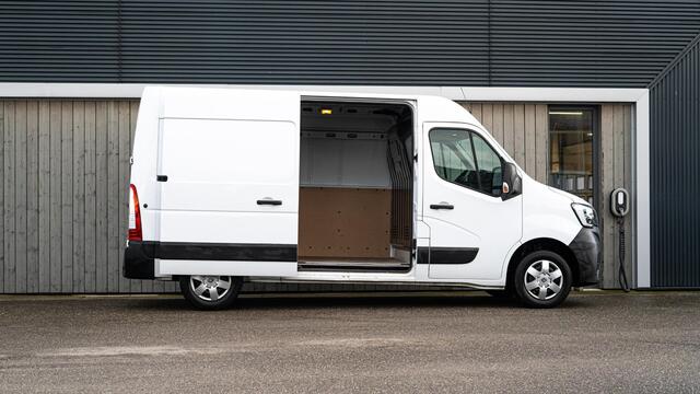 Renault MASTER T35 2.3 dCi 135 L2H2 Comfort | Camera | Vloerplaat | Navigatie | Parkeersensoren