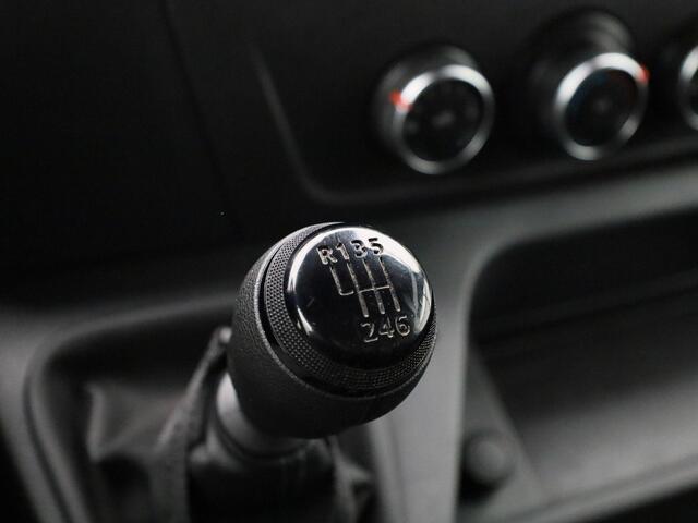 Renault MASTER T35 2.3 dCi 135 L3H2 Work Edition | Navigatie | Airco | Parkeersensoren Achter | Achteruitrijcamera | Cruise Control & Snelheidsbegrenzer | Lederen Bekleding