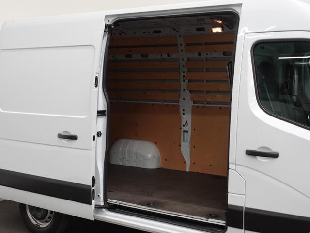 Renault MASTER T35 2.3 dCi 135PK L2H2 Airco Cruise Control Camera Nav PDC V+A Trekhaak 270° Deuren