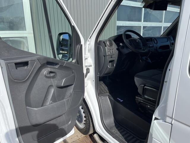 Renault MASTER T35 2.3 dCi L3H3 5-Persoons Ideaal voor Camper!! BTW EN BPM VRIJ!! Airco Cruise controle Kastinrichting Trekhaak 2500kg Trekgewicht Schuifdeur Ruiten om hele auto Semi automaat Euro 6 Ex overheid