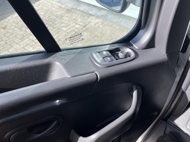 Renault MASTER T35 2.3 dCi L3H3 5-Persoons Ideaal voor Camper!! BTW EN BPM VRIJ!! Airco Cruise controle Kastinrichting Trekhaak 2500kg Trekgewicht Schuifdeur Ruiten om hele auto Semi automaat Euro 6 Ex overheid