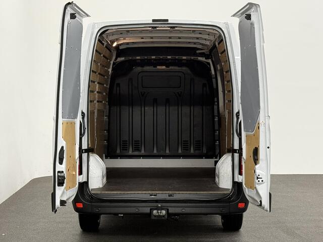 Renault MASTER T33 2.3 dCi 135 L2H2 BPM VRIJ! Airco Cruise control Parkeersensoren Navigatie Trekhaak