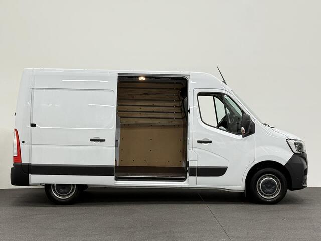 Renault MASTER T33 2.3 dCi 135 L2H2 BPM VRIJ! Airco Cruise control Parkeersensoren Navigatie Trekhaak