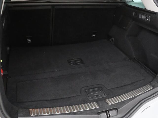 Renault MEGANE 1.3 TCe Bose | Trekhaak | Camera | Carplay | Keyless | Navigatie | Climate control | Bose Sound | Park Assist | Half leder