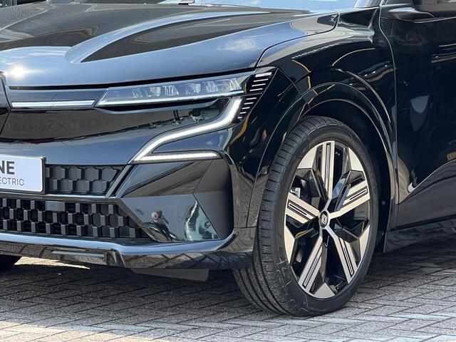 Renault MEGANE E-Tech comfort range iconic 60 kWh | Direct leverbaar | 360 graden camera | Stoel & stuur verwarming | Cruise adaptief | Harman & Kardon |