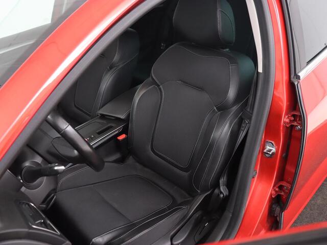 Renault MEGANE 1.6 E-Tech Plug-In Hybrid 160 | Stoelverwarming | Head-Up | Trekhaak | Adaptive cruise | Carplay | Digital Cockpit | Climate control | Navigatie | Keyless | PHEV | Plug In