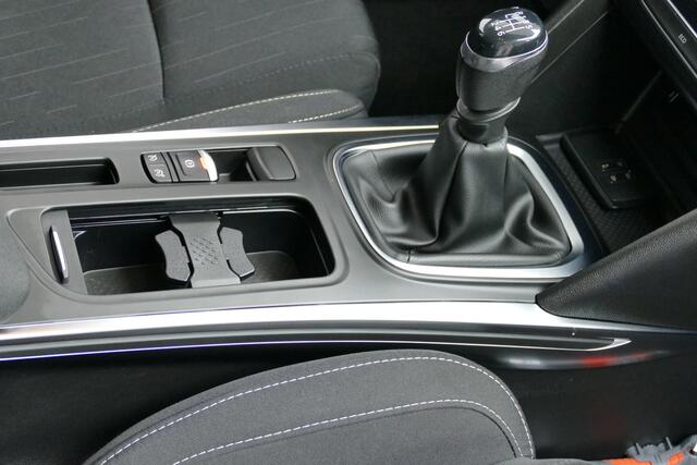 Renault MEGANE Estate 1.3 140pk TCe Limited. Navi, Clima, Carplay/Android, 16"LMV, PDC V+A, Haak 1700kg