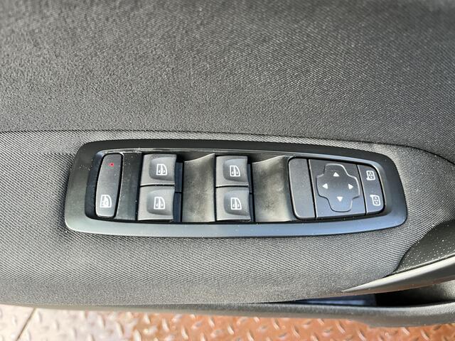 Renault MEGANE Estate 1.3 TCe Airco Cruise control Trekhaak 1700kg trekgewicht Telefoonverbinding Stuurwielbediening 5-Persoons Navigatiesysteem