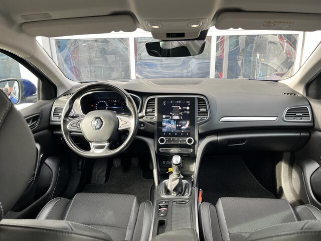 Renault MEGANE Estate 1.3 TCe Intens Airco Trekhaak 1700kg trekgewicht Cruise control Head up display Parkeersensoren voor en achter Telefoonverbinding Stuurwielbediening 5-Persoons Navigatiesysteem Lichtmetalenvelgen