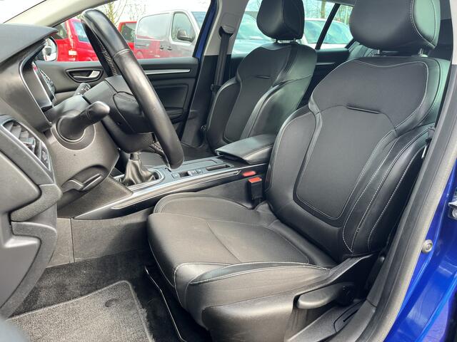 Renault MEGANE Estate 1.3 TCe Intens Airco Trekhaak 1700kg trekgewicht Cruise control Head up display Parkeersensoren voor en achter Telefoonverbinding Stuurwielbediening 5-Persoons Navigatiesysteem Lichtmetalenvelgen
