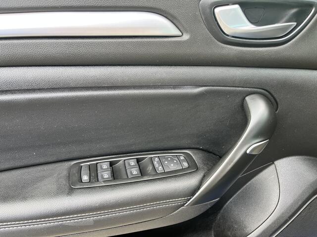 Renault MEGANE Estate 1.3 TCe Intens Airco Trekhaak 1700kg trekgewicht Cruise control Head up display Parkeersensoren voor en achter Telefoonverbinding Stuurwielbediening 5-Persoons Navigatiesysteem Lichtmetalenvelgen