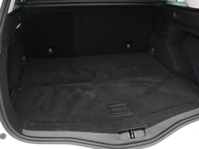 Renault MEGANE 1.2 TCe Limited | Trekhaak | Carplay | Navigatie | Keyless | Climate control | DAB | Parkeerhulp | Cruise control | Bluetooth | Getint glas