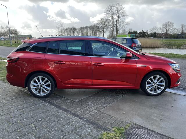 Renault MEGANE Estate 1.2 132PK TCe Limited / Camera / Blind spot warning / PDC V+A / Keyless / Cruise / 17''LMV / 2e Paasdag open 09.00-17.00 uur