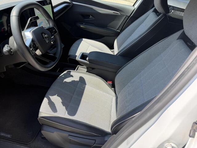 Renault MEGANE E-Tech EV60 220pk Optimum Charge Techno / SOH 95% / Camera Binnen Spiegel / 20" Lm velgen / Navigatie / Carplay / Stuurverwarming / Warmtepomp / Adaptive Cruise Controle / 360 Parkeer Camera