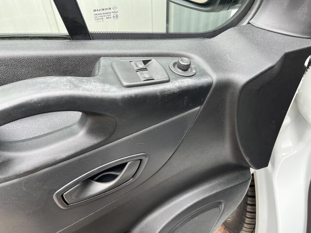 Renault TRAFIC 1.6 dCi L1H1 2x Schuifdeur Kastinrichting Airco Cruise controle Kastinrichting 3-Persoons Telefoonverbinding Parkeersensoren achter Sitebars 1e eigenaar Euro 6 Dealer onderhouden