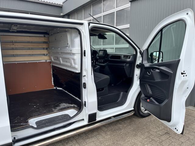 Renault TRAFIC 2.0 dCi L2H1 Airco Cruise controle Trekhaak 2000kg 3-Persoons Telefoonverbinding Apple carplay Navigatiesysteem Parkeersensoren achter 1e eigenaar Euro 6 Dealer onderhouden