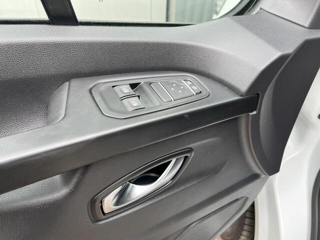 Renault TRAFIC 2.0 dCi L2H1 Airco Cruise controle Trekhaak 2000kg 3-Persoons Telefoonverbinding Apple carplay Navigatiesysteem Parkeersensoren achter 1e eigenaar Euro 6 Dealer onderhouden