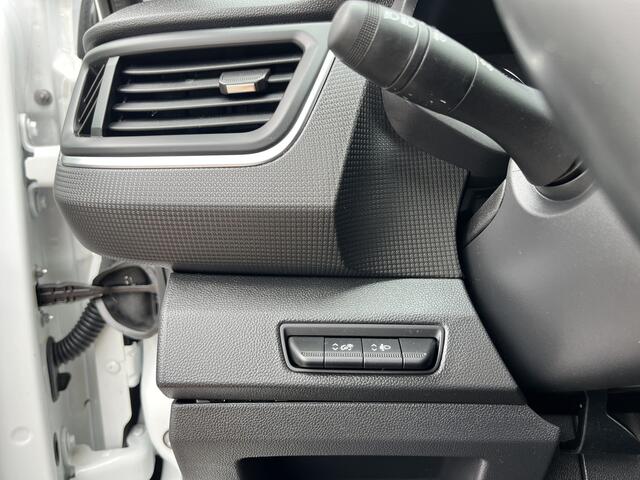 Renault TRAFIC 2.0 dCi L2H1 Airco Cruise controle Trekhaak 2000kg 3-Persoons Telefoonverbinding Apple carplay Navigatiesysteem Parkeersensoren achter 1e eigenaar Euro 6 Dealer onderhouden