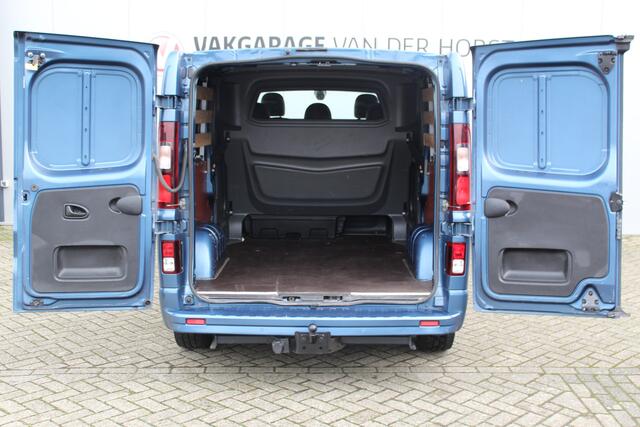 Renault TRAFIC 2.0-145pk dCi T29 L2H1 dubb. cabine Comfort. Erg nette Renault Trafic mèt dubbele cabine. Bijrijdersstoel, camera, LED verl., navigatie, tel. voorb., cruise control, airco, metallic lak, schuifdeur li+re, LM wielen, side bars, laadruimte betimmerd, trekha
