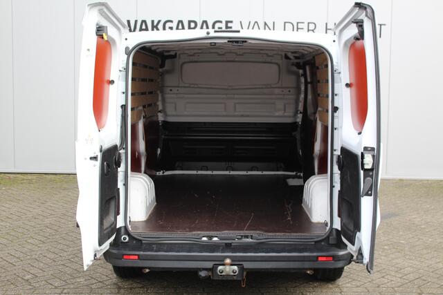 Renault TRAFIC 2.0-130pk dCi T30 L2H1. Dames en heren ondernemers opgelet ! Erg nette Renault Trafic met slechts 45.000km ! Airco, cruise control, trekhaak, laadruimte betimmerd, telefoonvoorb., bijrijdersbank, centrale vergr. afstand bediend etc, etc