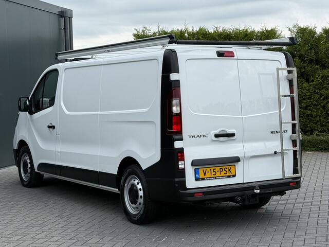 Renault TRAFIC 2.0 dCi 150 PK AUTOMAAT / L2H1 / 27.349 KM!! / TREKHAAK / IMPERIAAL / 3-ZITS / CAMERA / LED