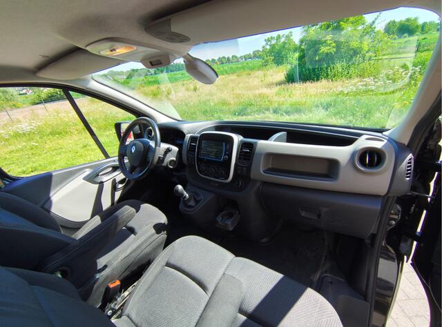 Renault TRAFIC 1.6dCi 146PK T29 L2H1 3-Persoons **Motor verbruikt overmatig olie** Camera Trekhaak Airco Cruise Control Pdc Regen-Lichtsensor Comfort Energy Lmv Sidebars Achterklep Achterdeuren Betonplex Vloer Kasteninbouw 2.000KG Trekgewicht